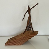 o.T., Eisenfigur auf Holz (Mammutbaum), 28x32x13cm (HxBxT), 2022